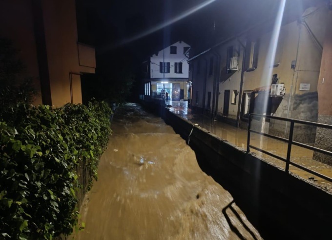 Esonda all’alba il Rio Brovada, Vigili del fuoco al lavoro a Triuggio