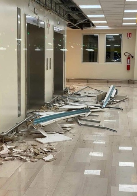 Crolla parte del controsoffitto, paura nel parcheggio del supermercato