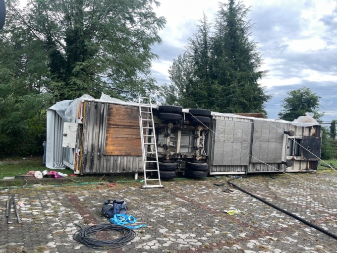 Tromba d’aria nella notte, si ribalta un caravan