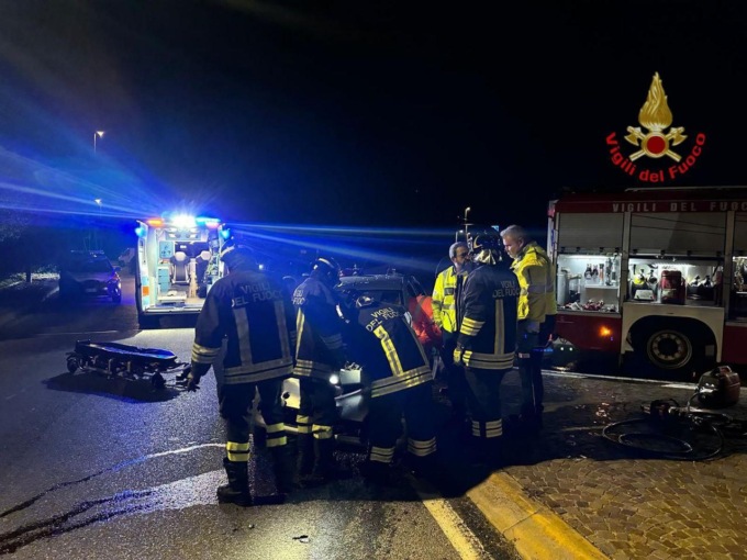 Incidente tra due auto, una persona liberata dai Vigili del Fuoco