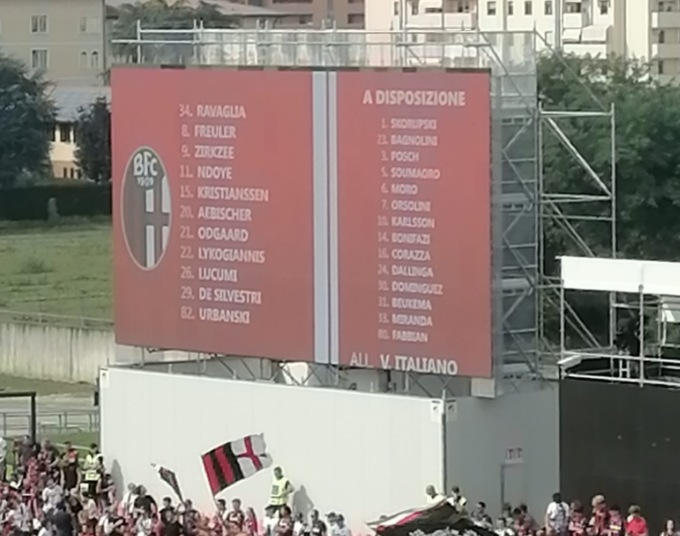 Monza – Bologna, sul maxischermo per errore ci sono anche Zirkzee e Kristiansen
