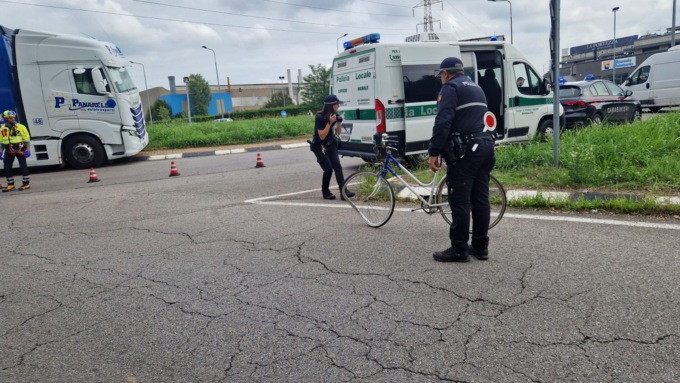 Travolto in bici, grave un 80enne