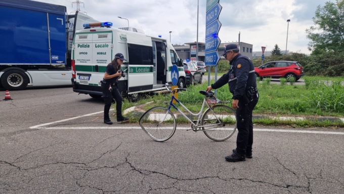Non ce l’ha fatta il ciclista investito a Bellusco, ecco chi era