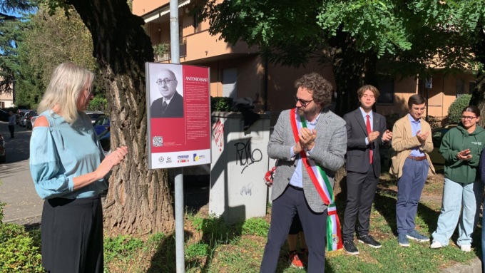 Un pannello celebrativo e una mostra per ricordare Antonio Banfi
