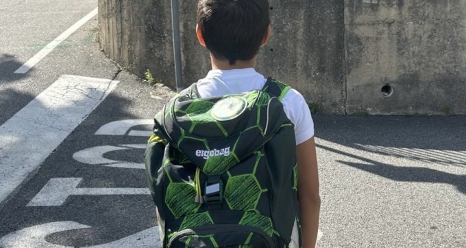 Zaino pesante, ma la schiena resiste: sfatiamo il falso mito