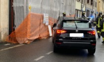 Finisce con l'auto contro il ponteggio, apprensione a Lentate