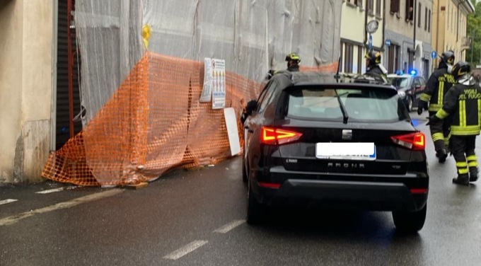 Finisce con l’auto contro il ponteggio, apprensione a Lentate