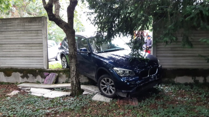 Auto sfonda la recinzione e finisce nel giardino di una casa