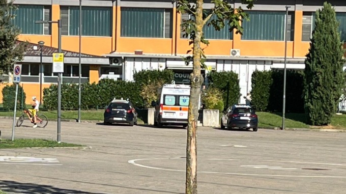 Mani al collo dei baristi per un bicchiere rifiutato