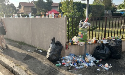 Una montagna di spazzatura lasciata dai tifosi del Gran Premio