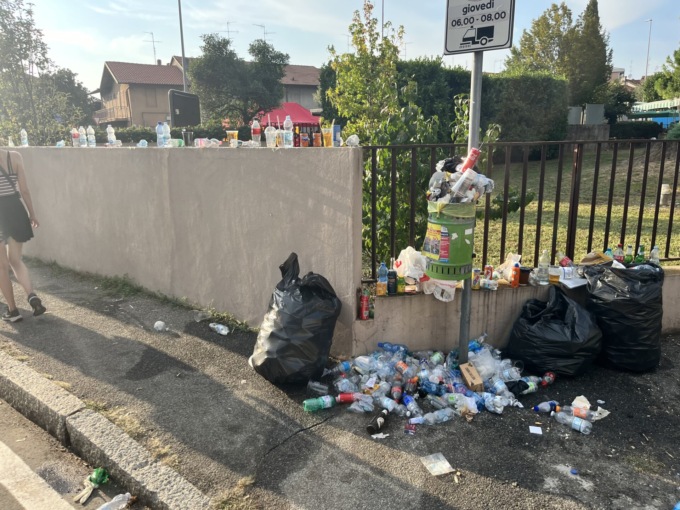 Una montagna di spazzatura lasciata dai tifosi del Gran Premio