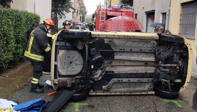 Auto si ribalta, donna di 61 anni in ospedale