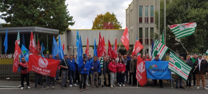 Chiusura dell’ex Valli, proprietà irremovibile. Lavoratori in sciopero: «Noi non molliamo»