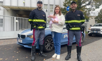 Partorisce d'urgenza in autostrada aiutata dai poliziotti e dal 118