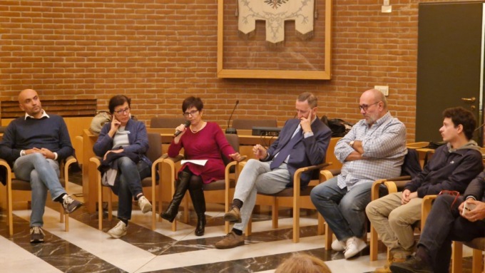 “Mail cancellate e merendine scadute, ecco cosa abbiamo trovato nell’ufficio del sindaco”