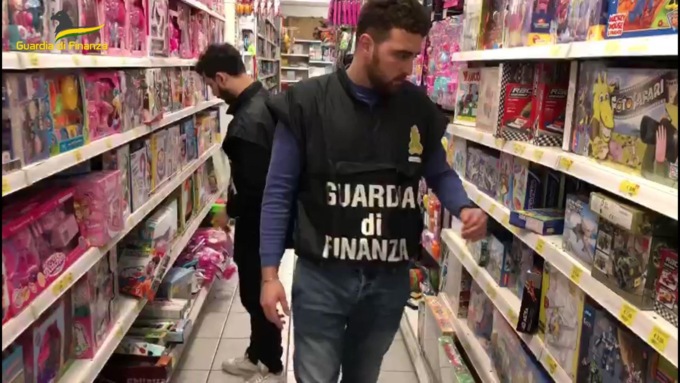 Maxi sequestro di giocattoli non sicuri e di hashish