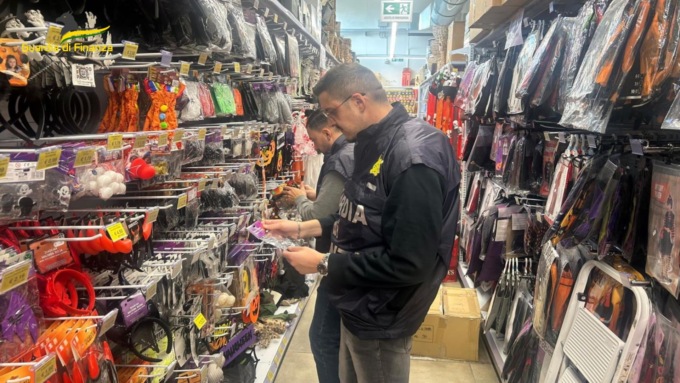 Giocattoli pericolosi e contraffatti per Halloween: maxi sequestro della Guardia di Finanza