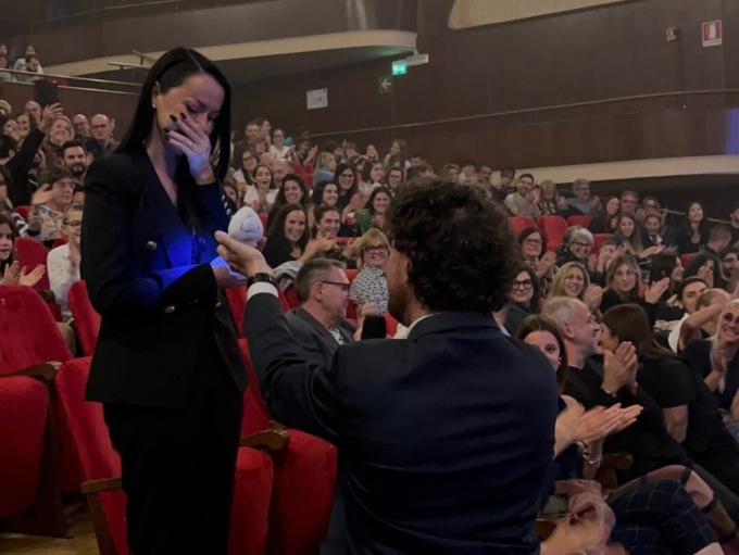 La bellissima proposta di nozze alla fine del musical: Maya ha detto “sì” al suo Enrico