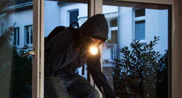 Raffica di furti in pochi giorni, ladri in cinque negozi: presi di mira due bar, un barbiere e due pizzerie