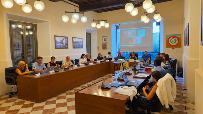 Contestazioni in aula: la maggioranza propone i Consigli comunali solo online, poi la retromarcia
