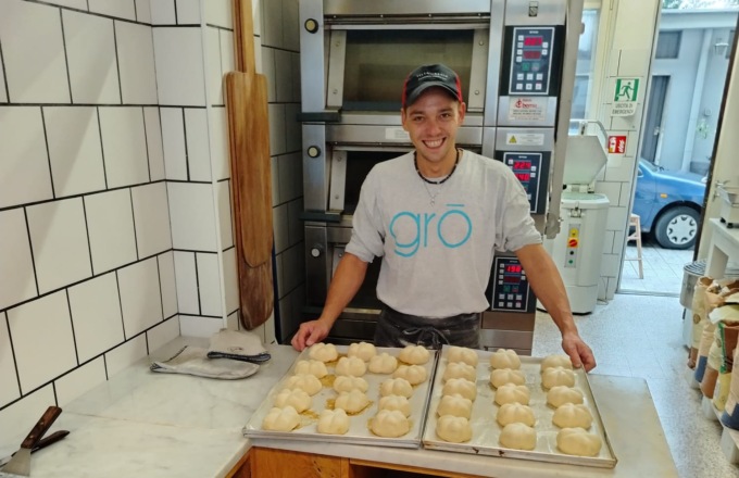 Lascia i ristoranti stellati per fare il pane