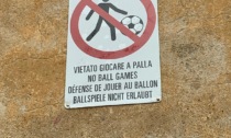 In piazza spunta il cartello che vieta il gioco del pallone