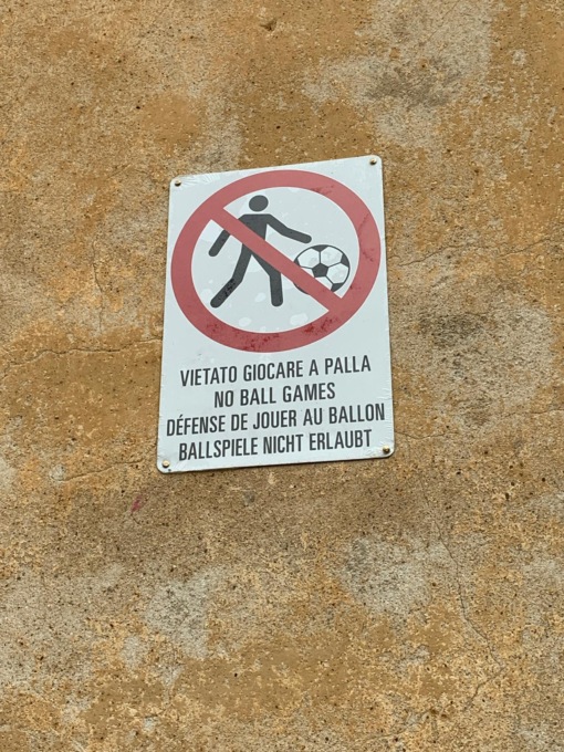In piazza spunta il cartello che vieta il gioco del pallone