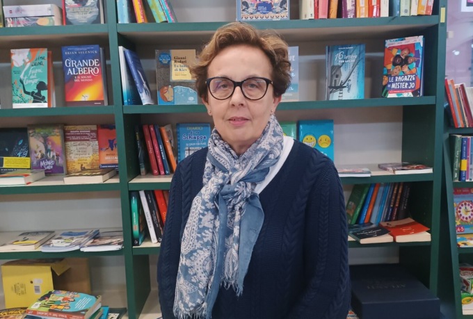 La libreria Kaleidos chiude dopo 25 anni, la titolare: «Costi troppo alti ma questo negozio mi ha salvata»