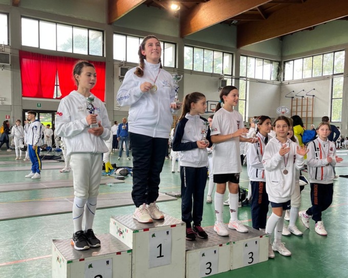 Emma Pesola sul primo gradino del podio a Gallarate