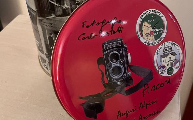 Gli auguri natalizi degli Alpini arcoresi con panettone (e pandoro) e una confezione da collezionare