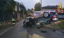 L'auto finisce contro un palo, poi si ribalta