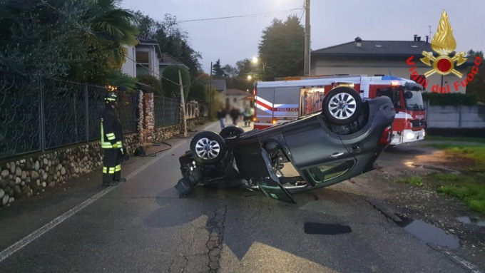 L’auto finisce contro un palo, poi si ribalta