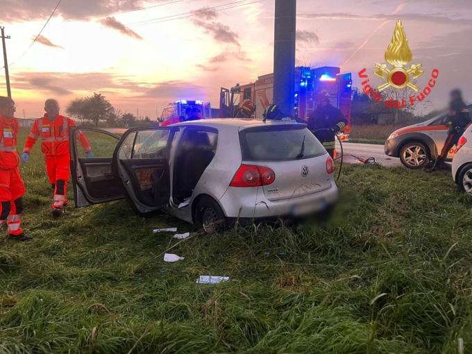 Esce di strada e finisce contro un palo della luce