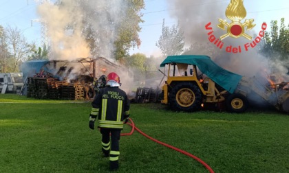 Deposito agricolo in fiamme, Vigili del fuoco in azione