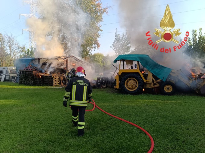 Deposito agricolo in fiamme, Vigili del fuoco in azione