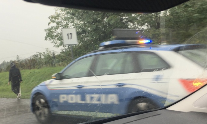 Fa una passeggiata… in Tangenziale Est. Interviene la Polizia Stradale