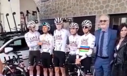 Tadej Pogacar e l'Uae Team Emirates avvistati in Brianza