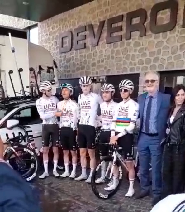 Tadej Pogacar e l’Uae Team Emirates avvistati in Brianza
