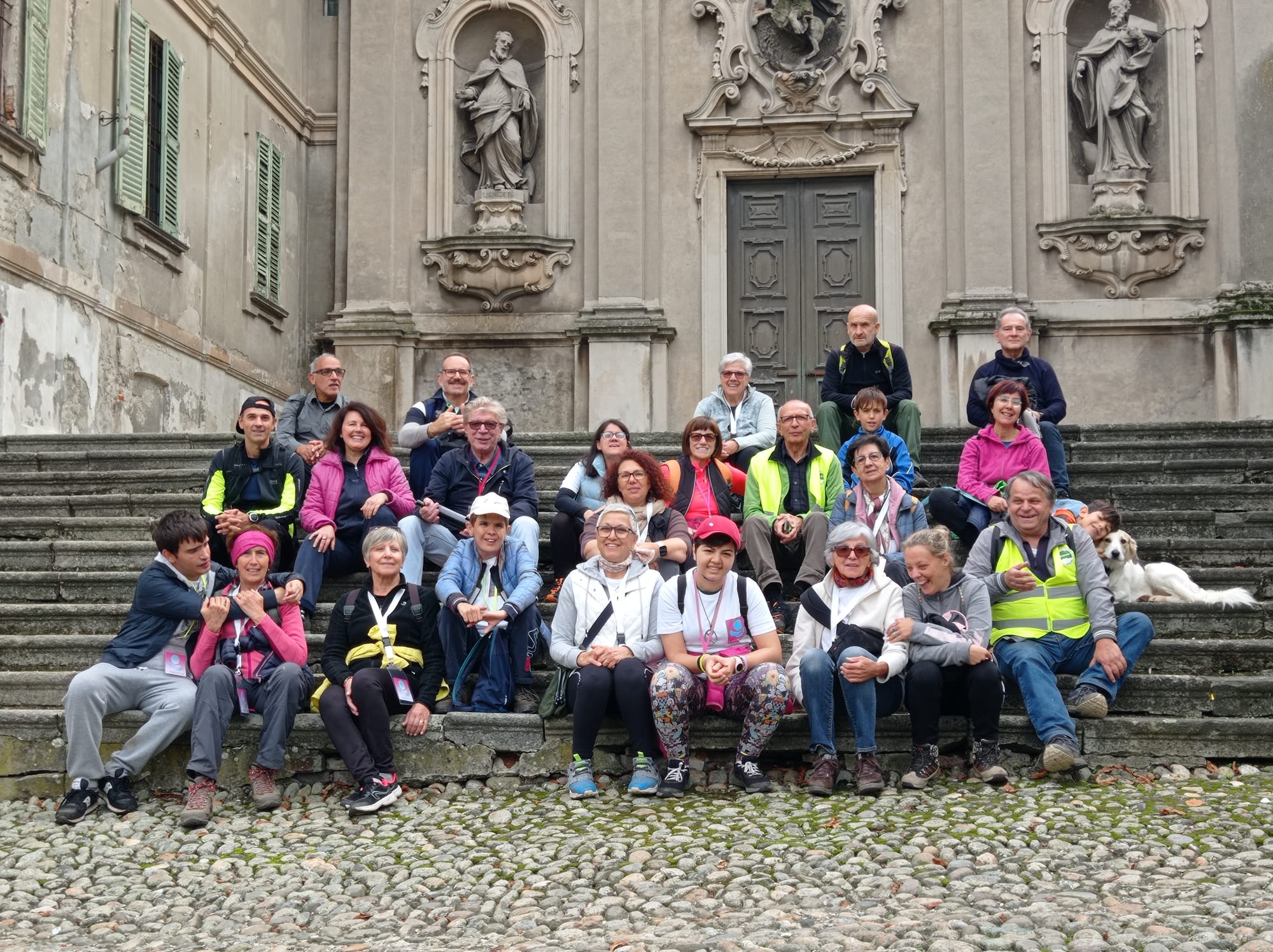 Il gruppo de L'Abbraccio MINI MO ME 2024 sulla gradinata di San Vittore a Meda