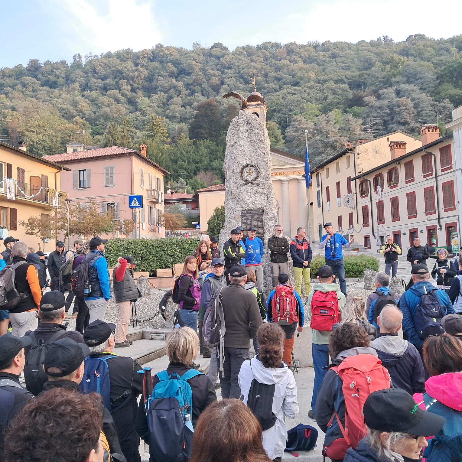 Il ritrovo con la splendita scenografia del Monte Orfano