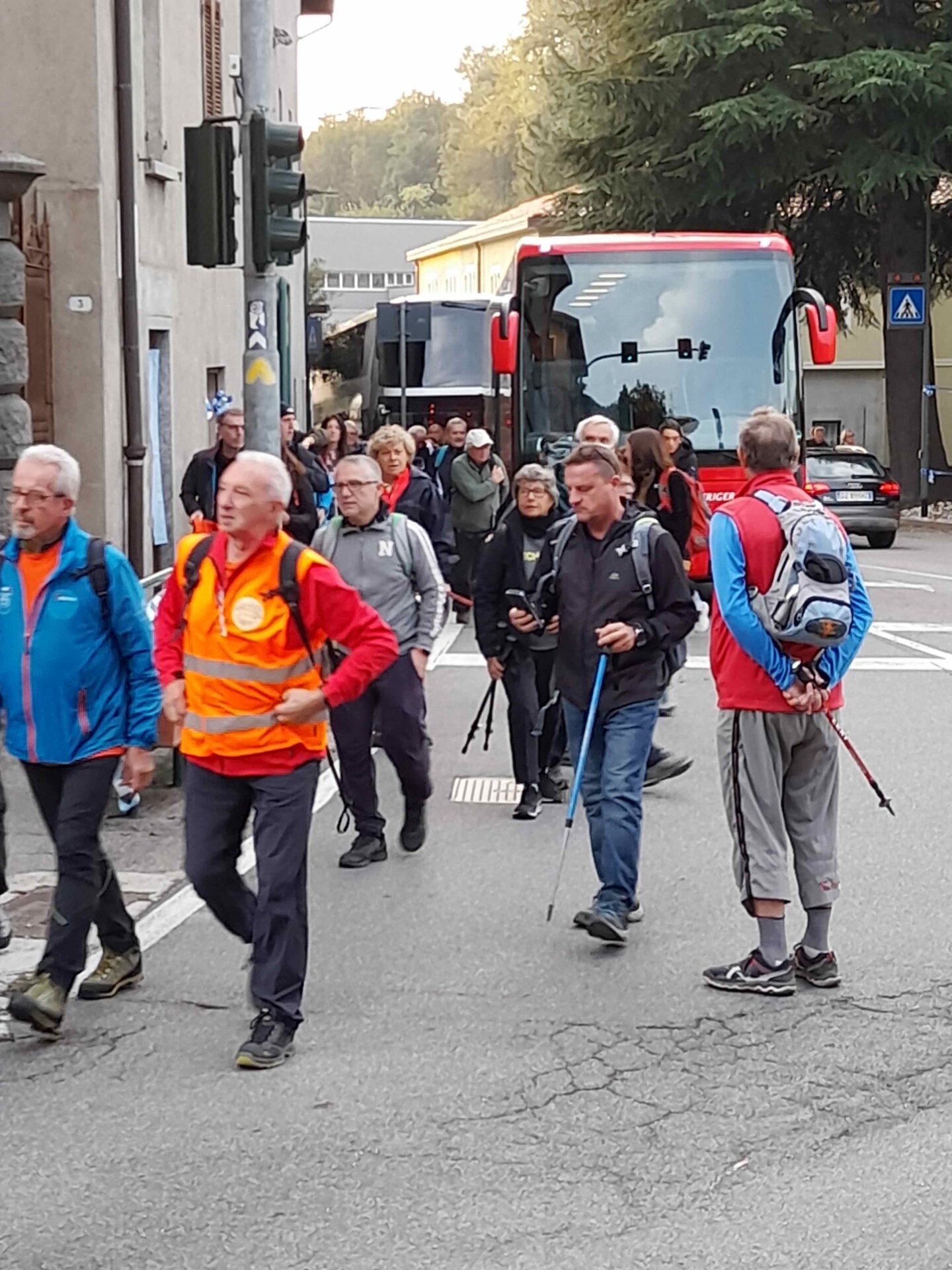 L'arrivo a Montorfano dei pulman medesi