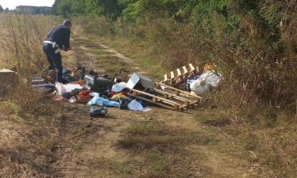 Abbandona rifiuti in un campo, sanzionato