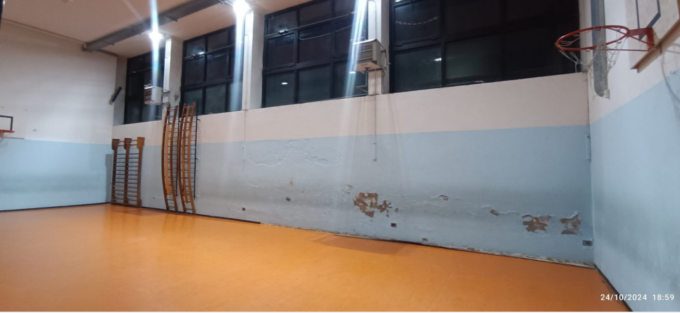 Una scuola senza palestra: alla primaria i bimbi fanno ginnastica in classe