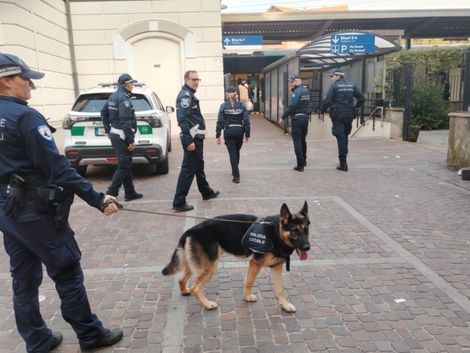 Venti dosi di hashish in tasca: sedicenne denunciato