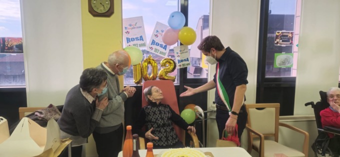 Grande festa alla Rsa Don Gnocchi per i 102 anni di Rosa