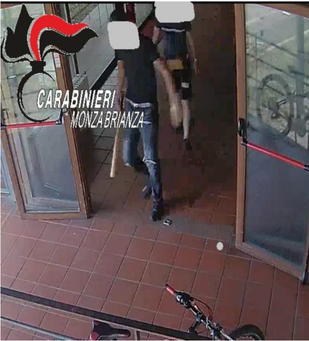 Rapina e aggressione a colpi di mazza da baseball: arrestati tre giovanissimi