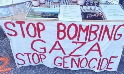 Apicoltore espone al mercato uno striscione contro la guerra a Gaza e viene multato