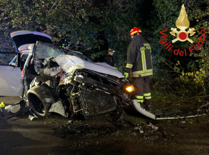 Gravissimo incidente al confine con il caratese: muore un giovane, quattro feriti