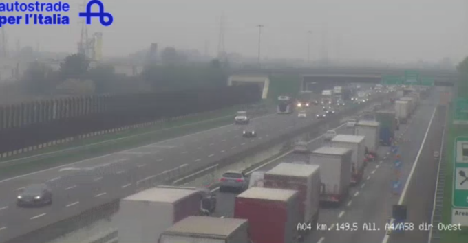 Cantieri per lavori in A4, una mattinata di passione in autostrada