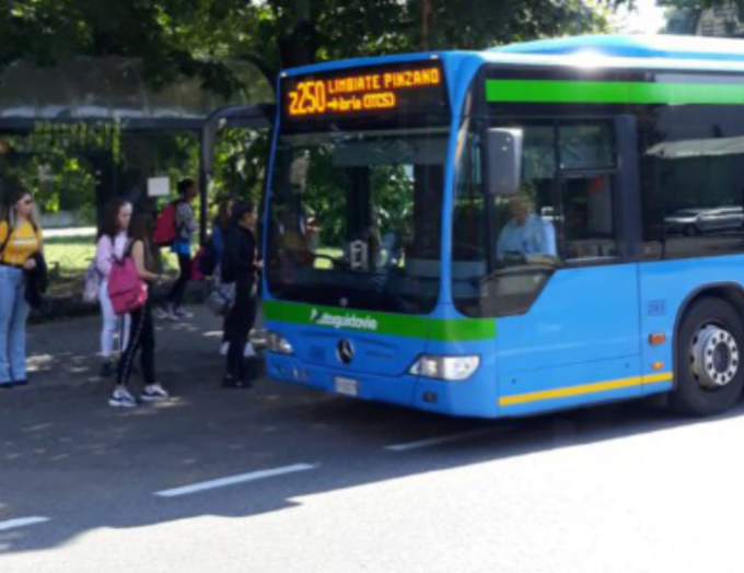 Lavori in via Diaz, soppressa la fermata del bus, pioggia di lamentele: «Arrivare a scuola è un terno al lotto»